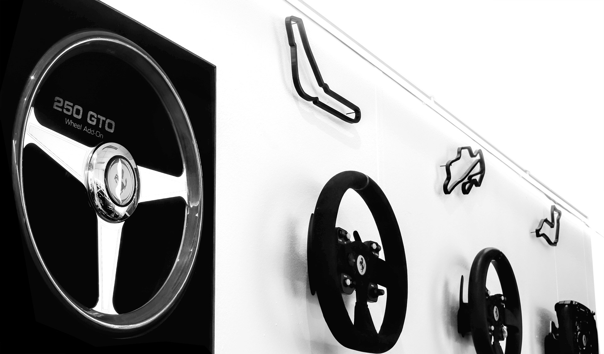 A unique RoarFun world collection of steering wheels - RoarFun Ferrari with Line