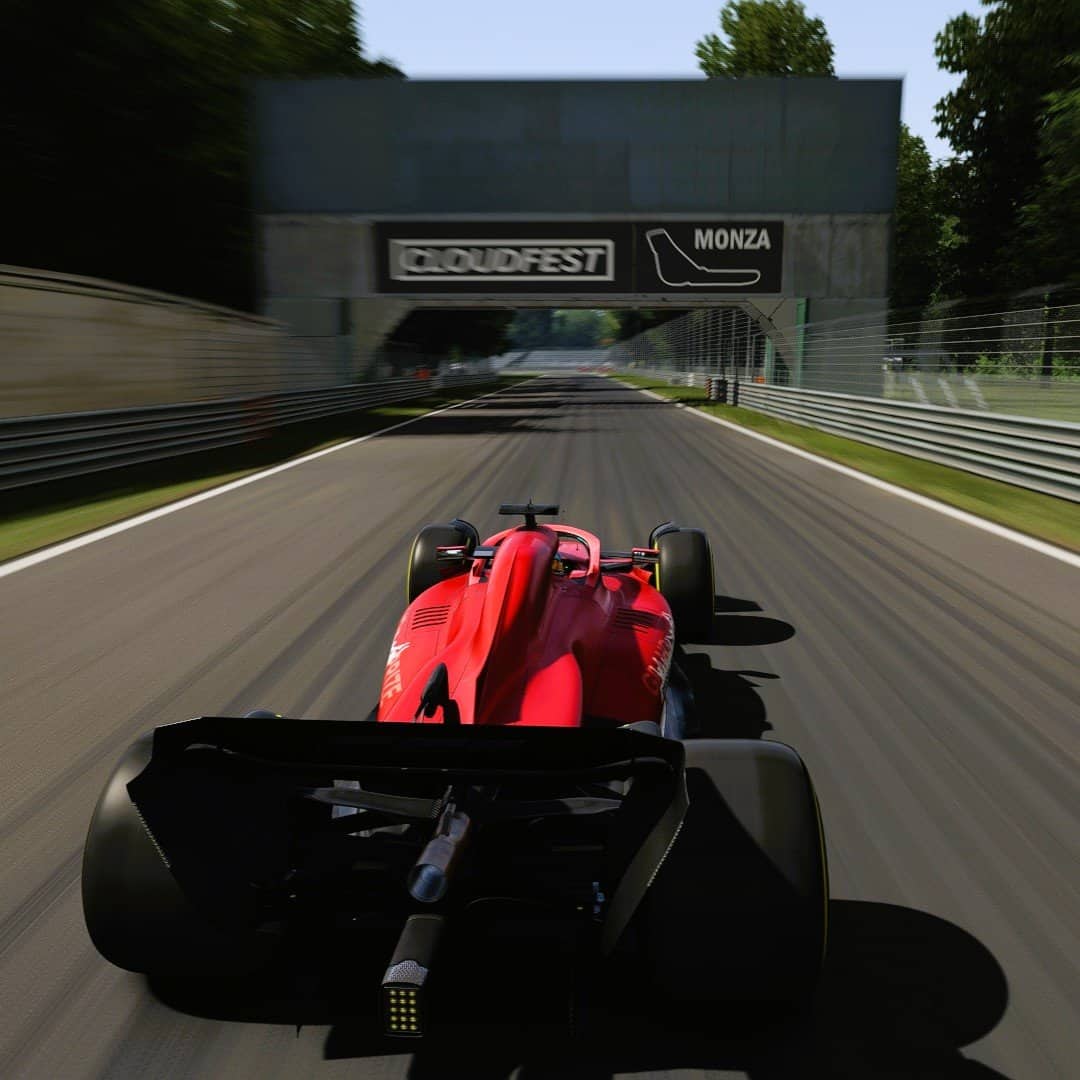 RoarFun Grand Pilot fast red Formula @ CloudFest monza emotional branding fast running shot.